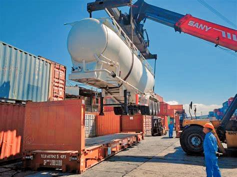 Loading cargo to flat rack container