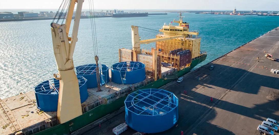 loading a large item on a heavy lift vessel